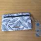 Cabaia Pochette zipp�e Front Pocket motif feuilles tropical beige-bleu