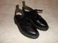 Chaussures Dr martens original femme noire � 4 trous. Lacets velours.