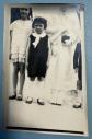 Carte photo ancienne enfants en famille robes et costume vers 1930