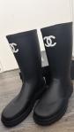 CHANEL Bottes de pluie noires � enfiler doubl�es bout rond talon plat logo CC