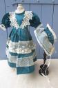 ROBE AVEC DENTELLE  ET BEGUIN POUR  POUPEE ANCIENNE