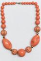 Collier vintage en perles corail et dor� - perles sculpt�es r�tro chic