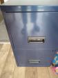 Armoire de rangement m�tal bleu brillant H:68 L:40 P:39 cm avec deux tiroirs