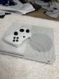Xbox One blanche avec Sa manette Xbox s�rie Blanche ( compatible) non n�gociable