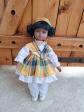Poup�e de collection en porcelaine tenue de Guadeloupe jaune 30 cm