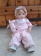Poup�e de collection en porcelaine b�b� musical blond rose 24 cm