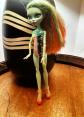 Monster High Poup�e peau verte cheveux orange-verts, chaussures, lot
