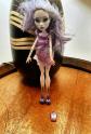 Monster High Poup�e robe violette, chaussures violettes et accessoire